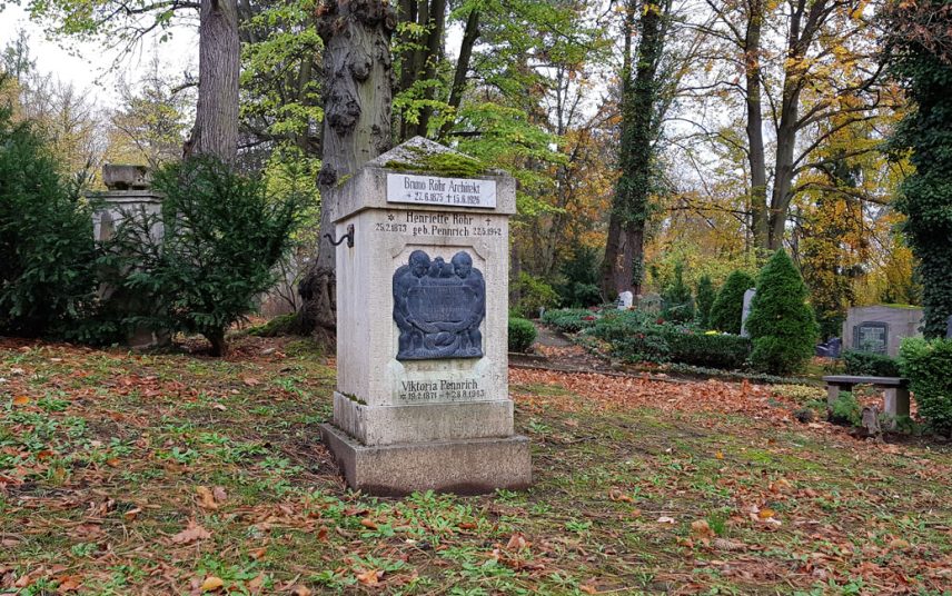 Bruno Röhr – Grab mit Grabstein des ehemaligen Architekten auf dem Hauptfriedhof in Weimar