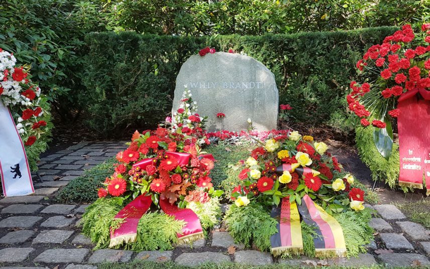 Willy Brandt – Grab mit Grabstein des ehemaligen Bundeskanzlers auf dem Waldfriedhof Zehlendorf in Berlin