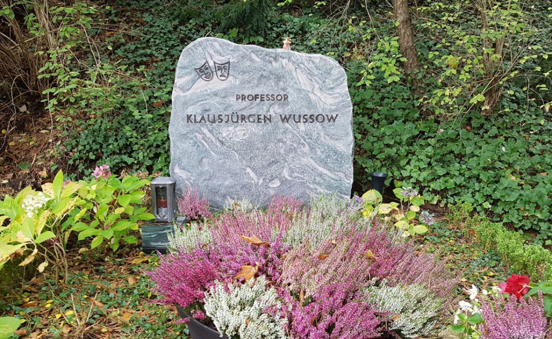 Klausjürgen Wussow – Grab mit Grabstein des verstorbenen Schauspielers auf dem Friedhof...