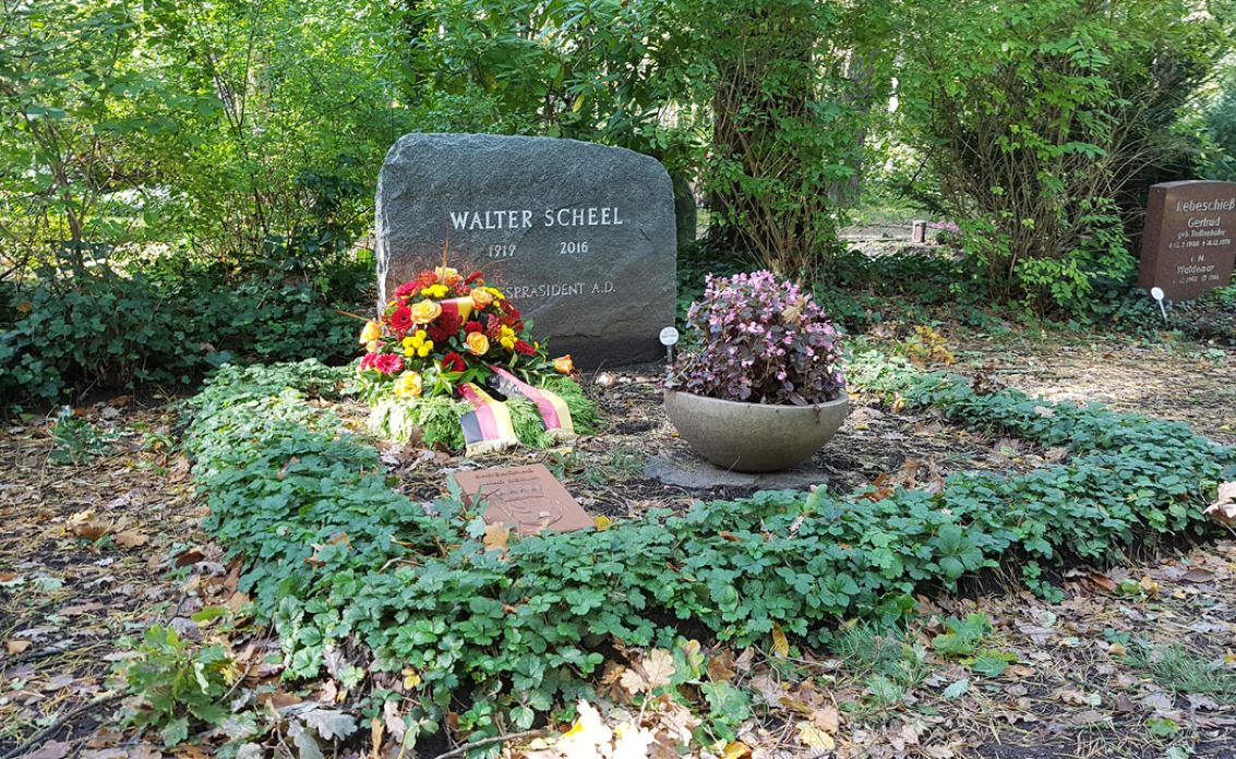 Walter Scheel – Grab mit Grabstein des ehemaligen Bundespräsidenten der BRD auf dem Wal...