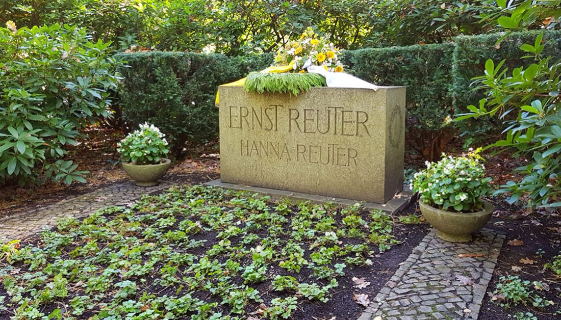 Ernst Reuter - Grab mit Grabstein des verstorbenen Oberbürgermeisters und Politikers auf dem Waldfriedhof Zehlendorf
