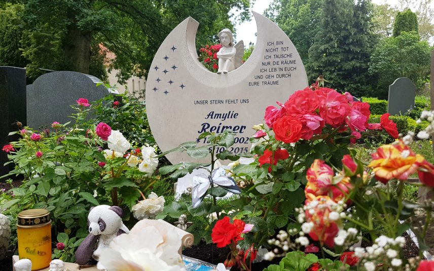 Runder Kindergrabstein mit Engel aus Kalkstein & Strasssternen – vielfältige Grabgestaltung mit Rosen