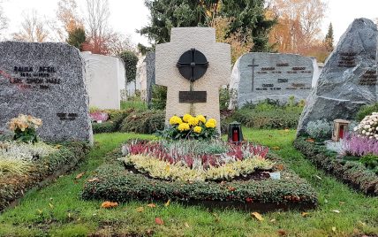 Helles Grabkreuz auf einem Doppelgrab aus Kalkstein & Bronze – pflegeleichte Bepflanzung...