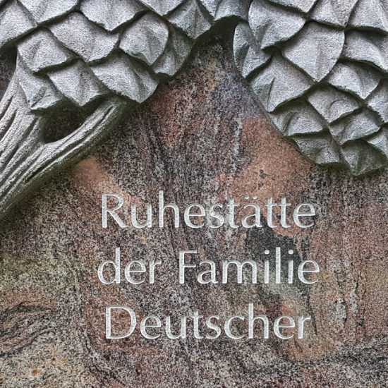 Moderner Grabstein für eine Doppelgrabanlage aus Granit mit Lebensbaum - Hecke als Grabumfassung & dekorative Grabbepflanzung mit mehrjährigen Stauden und Sommerblumen