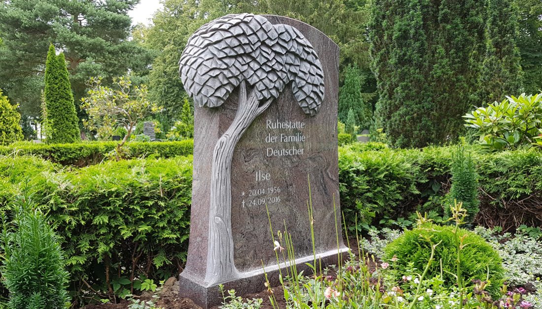 Moderner Grabstein für eine Doppelgrabanlage aus Granit mit Lebensbaum – Hecke als Grabumfassung & dekorative Grabbepflanzung mit mehrjährigen Stauden und Sommerblumen