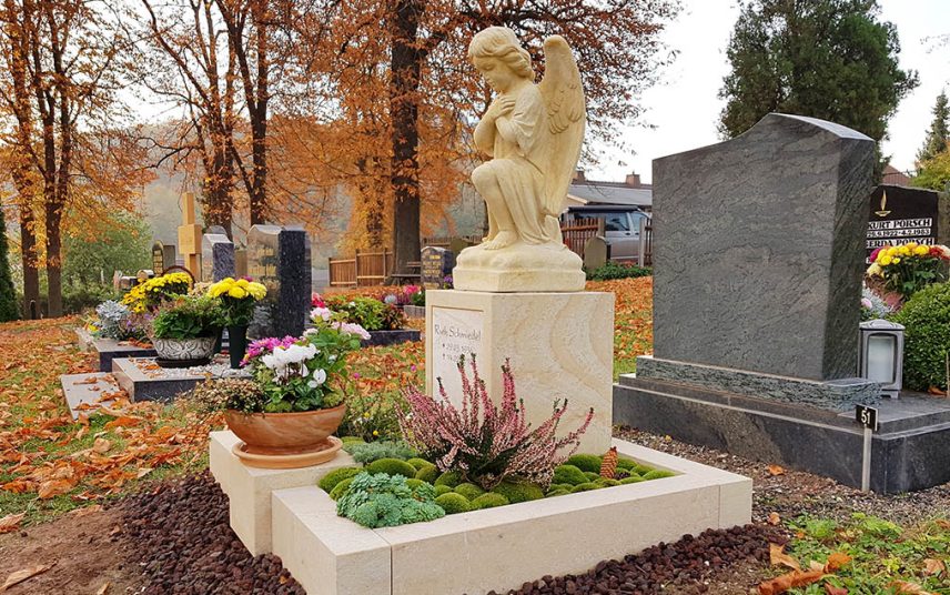 Urnengrab Beispielgestaltung –  Moderner Granitgrabstein mit Öffnung und Olivenholzzweig & Grabeinfassung – Schlichter Grabschmuck