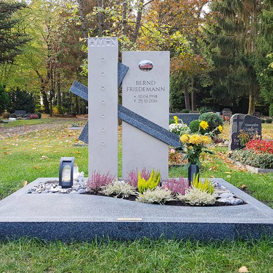 Modernes Doppelgrab aus Kalkstein & Granit - ein Kreuz verbindet den zweiteiligen Grabstein