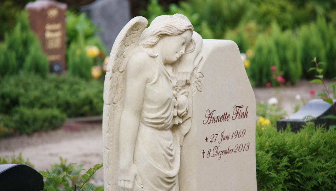Sandstein Engel Grabstein für ein Einzelgrab mit sommerlicher Grabbepflanzung