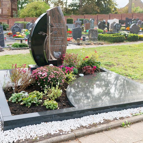 Moderne Doppelgrab Idee - Großes Doppelgrab mit geteiltem Stein und floralem Bronzekreuz - Grabstein mit Einfassung und Abdeckplatte aus Granit