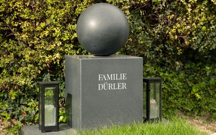 Idee für ein modernes Grabdenkmal – Reduziert modernes Grabmal aus dunklem Granit – K...