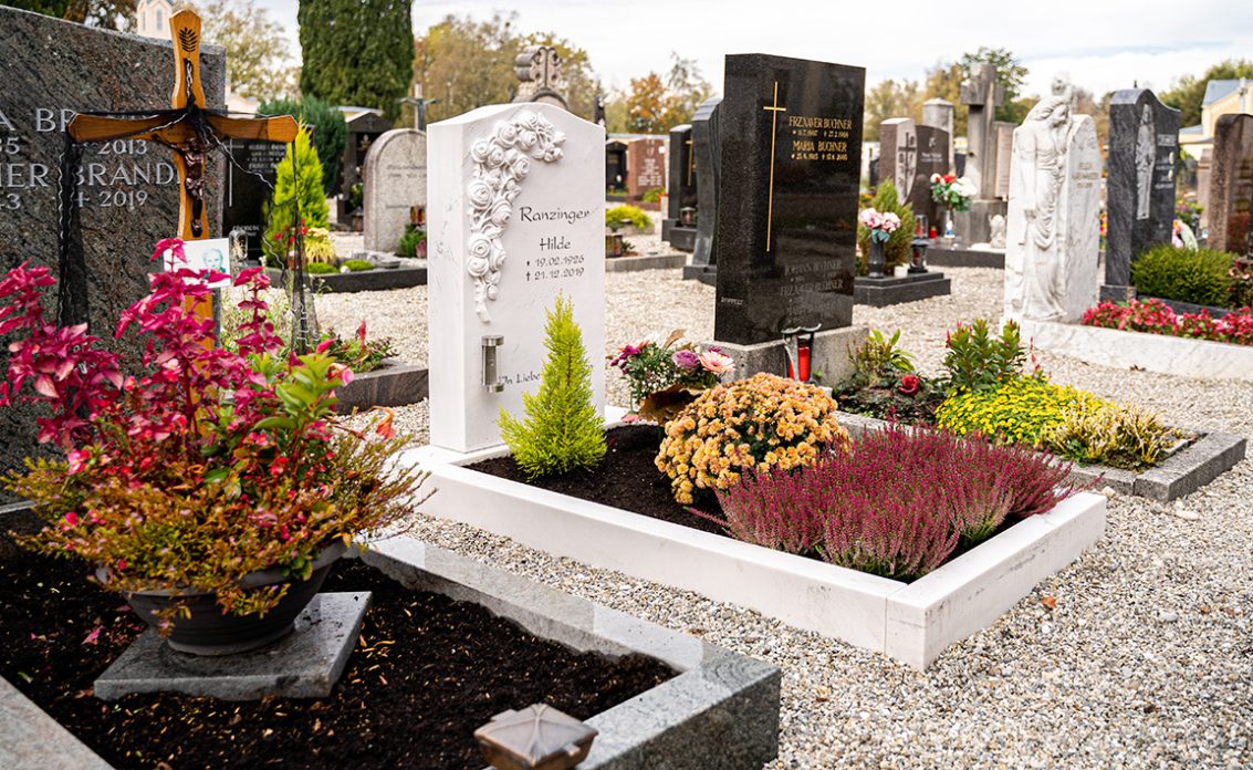 Gestaltungsidee für ein Einzelgrab – Schönes Grabmal eines Blumenfreundes – weißer ...