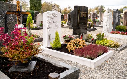 Gestaltungsidee für ein Einzelgrab – Schönes Grabmal eines Blumenfreundes – weißer ...
