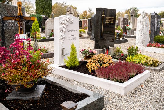 Gestaltungsidee für ein Einzelgrab – Schönes Grabmal eines Blumenfreundes ...