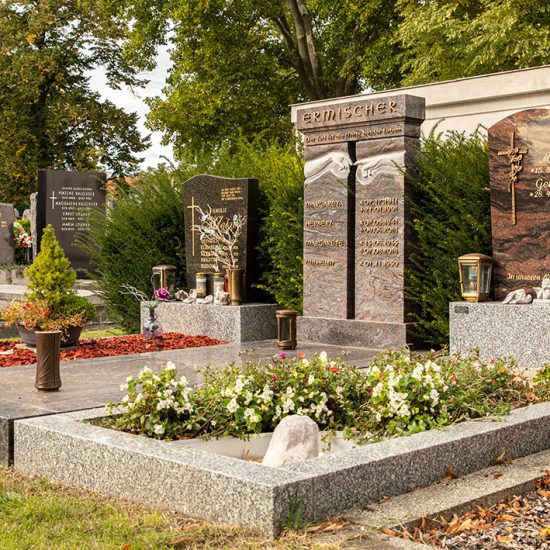 Inspiration eines Doppelgrabs - Opulentes zweiteiliges Doppelgrabmal aus rotem Granit - pflegeleichte Grabgestaltung mit Grabumfassung und Abdeckplatte 