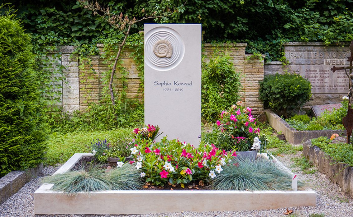 Familiengrab aus Kalkstein mit Ammoniten und Einfassung Heidelberg Bergfriedhof Konrad