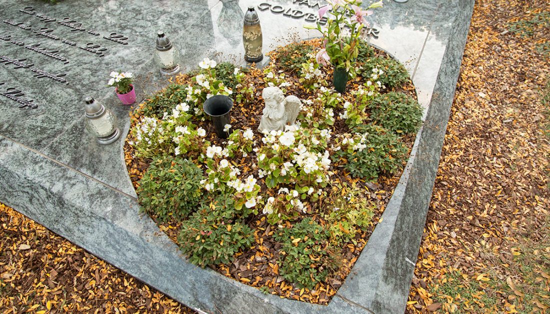 Pflegeleichtes Familiengrab mit Grabengel auf Stele & Granitabdeckplatte