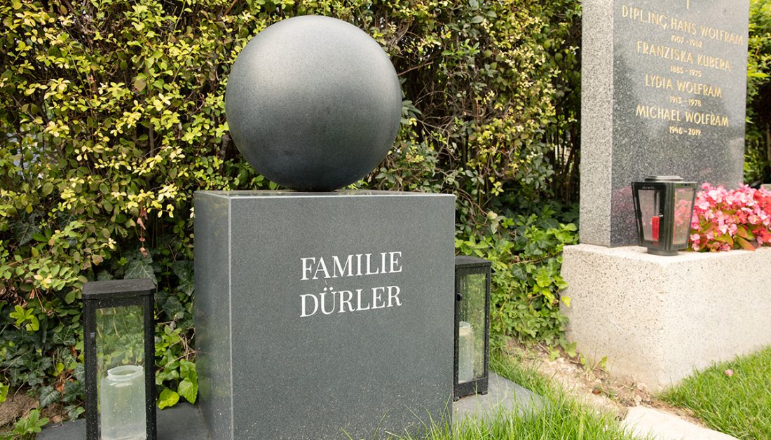 Idee für ein modernes Grabdenkmal - Reduziert modernes Grabmal aus dunklem Granit - Kugel & Quader bestimmen die Form - Grablaternen