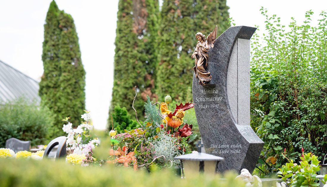 Einzelgrab Idee - Modernes Einzelgrab mit Bronzengel und dunkler Graniteinfassung - Grabgestaltung mit Blumenschmuck & Grablampe