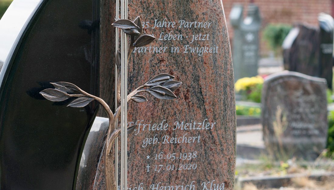 Moderne Doppelgrab Idee - Großes Doppelgrab mit geteiltem Stein und floralem Bronzekreuz - Grabstein mit Einfassung und Abdeckplatte aus Granit