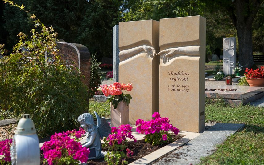 Idee für ein modernes Grabdenkmal – Reduziert modernes Grabmal aus dunklem Granit – Kugel & Quader bestimmen die Form – Grablaternen