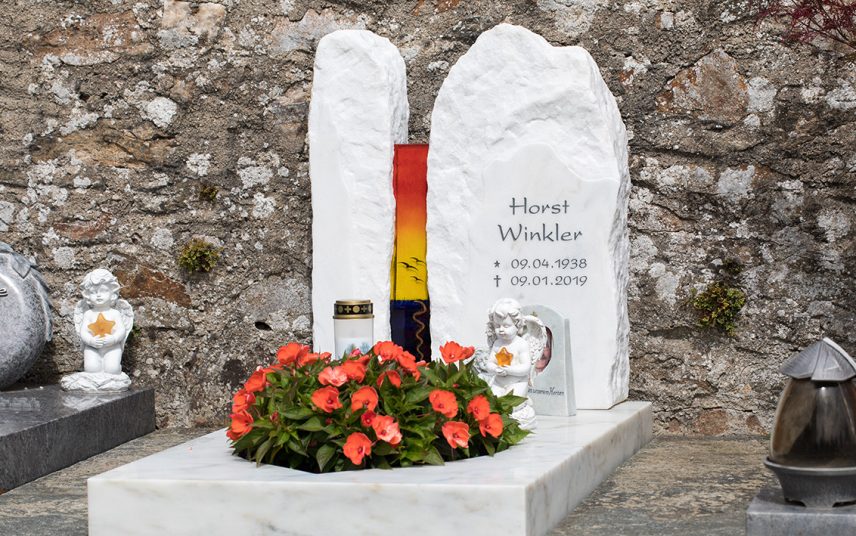 Geteilter Findling als Urnengrabmal aus weißem Marmor mit Glasrelief & Grabeinfassung