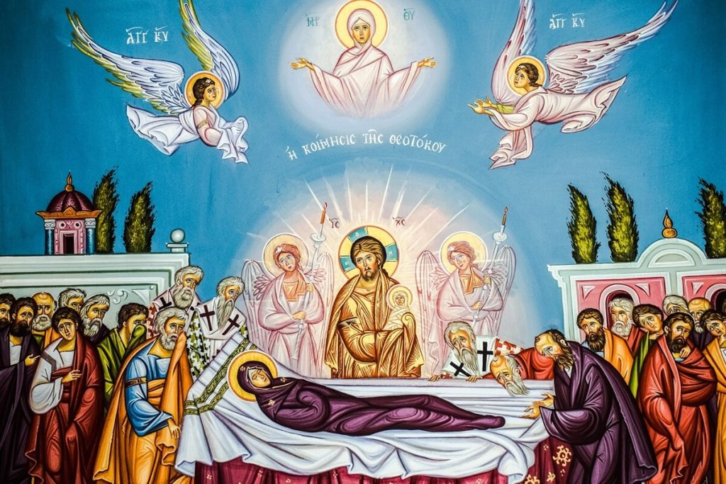 Schöne Malerei der Mariä Himmelfahrt an der Wand einer katholischen Kirche