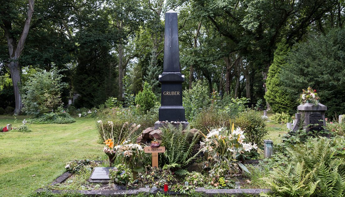 Alfred Biolek: Grab  Grabstätte & Grabstein des Moderators  Entertainers & Jurist auf dem Melatenfriedhof in Köln