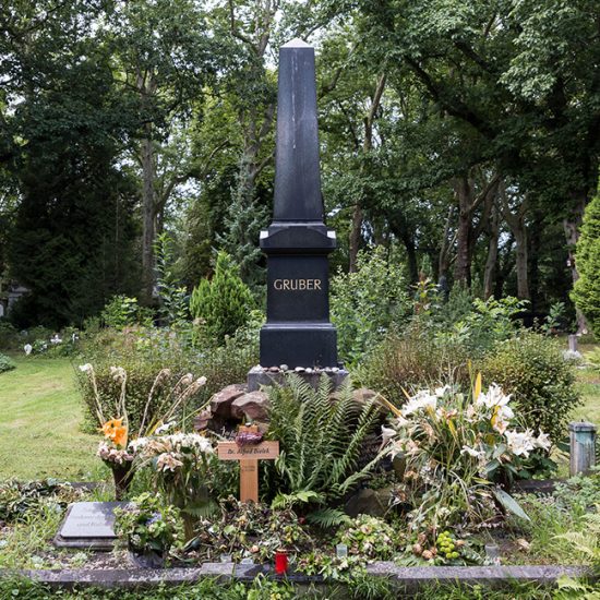 Alfred Biolek: Grab  Grabstätte & Grabstein des Moderators  Entertainers & Jurist auf dem Melatenfriedhof in Köln