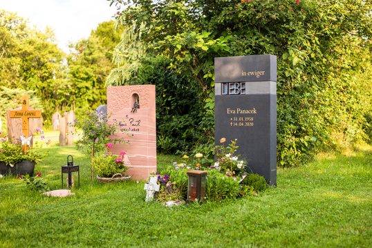 Urnengrabstein mit Bronzeelement und Schriftgestaltung Klarstein Friedhof Dettingen Familie Panacek