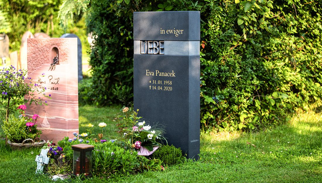 Urnengrabstein mit Bronzeelement und Schriftgestaltung Klarstein Friedhof Dettingen Familie Panacek