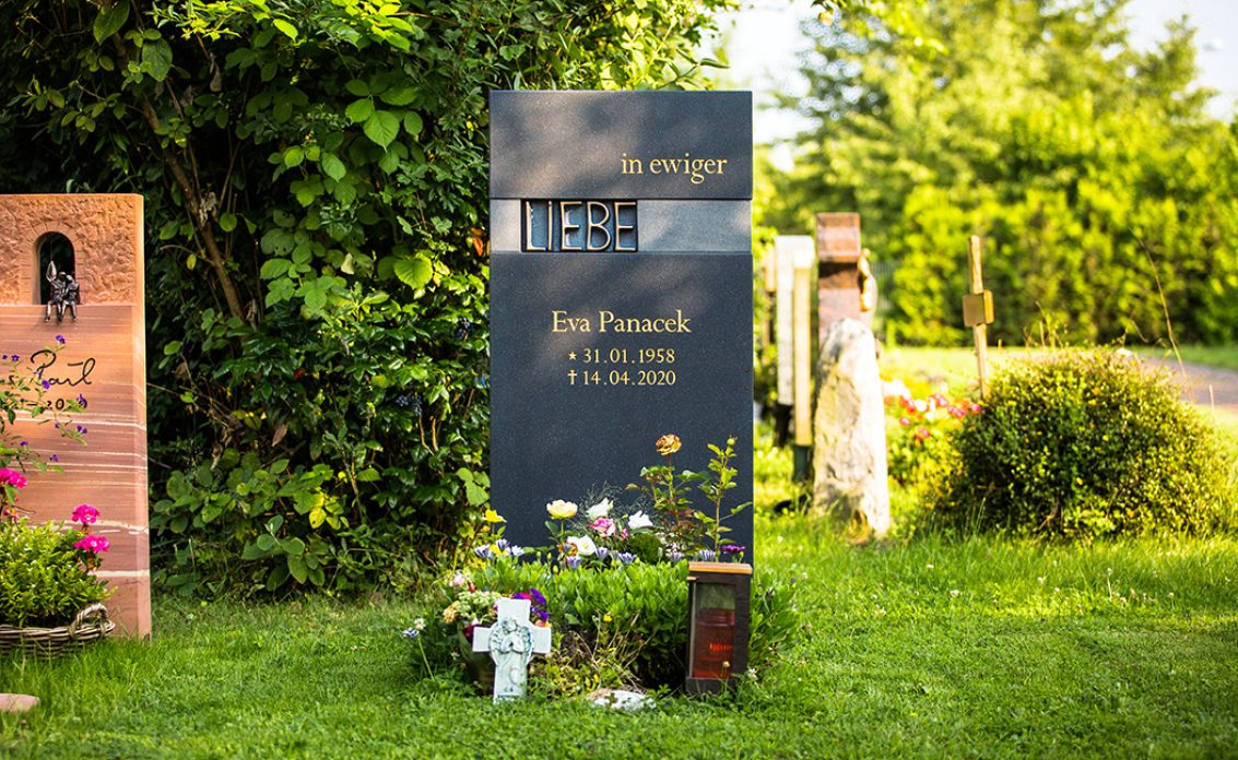 Urnengrabstein mit Bronzeelement und Schriftgestaltung Klarstein Friedhof Dettingen Famili...