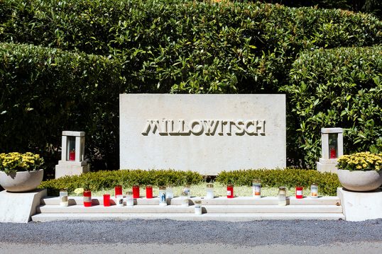 Willy Millowitsch: Grab  Grabstätte mit Grabstein des Schauspielers auf dem Melatenfriedhof in Köln
