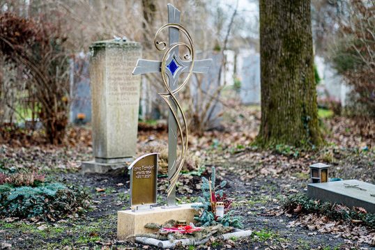 Einzelgrabstätte mit verziertem Grabkreuz aus Edelstahl und Bronze – Grabkreuz mit Glaselement