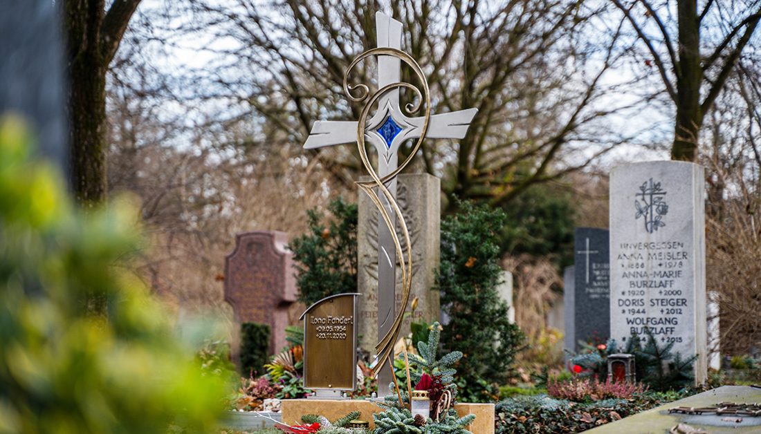 Einzelgrabstätte mit verziertem Grabkreuz aus Edelstahl und Bronze – Grabkreuz mit Glaselement