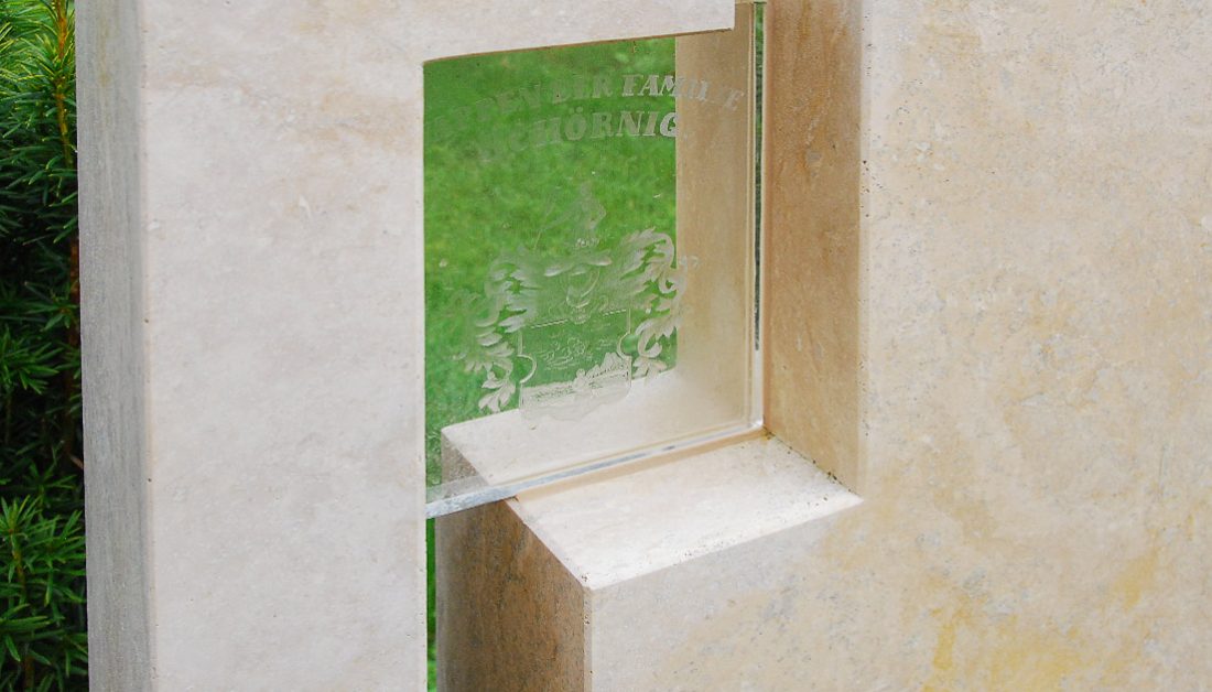geteilter moderner Doppelgrabstein aus Kalkstein mit Glasgravur