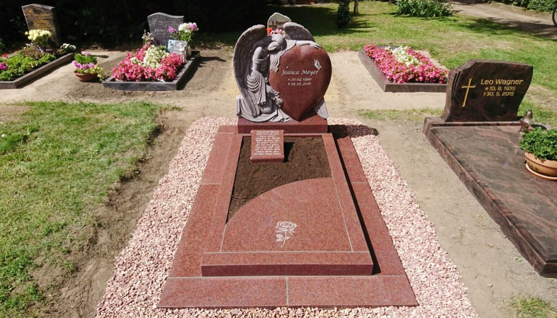 Einzelgrab mit Engelgrabstein aus rotem Granit mit Einfassung und Abdeckplatte