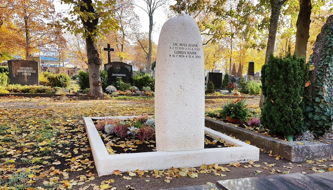Grabgestaltungsidee Doppelgrab mit Grabstein als Obelisk und Spirale - Grabbepflanzung mit Herbstblumen und Stauden
