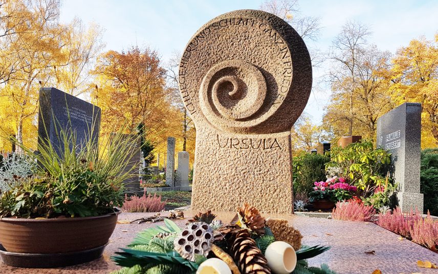 Duisburg Parkfriedhof- große Grabanlage aus Granit mit Engelstatuen aus weißem Marmor – Verstorbene Zelt