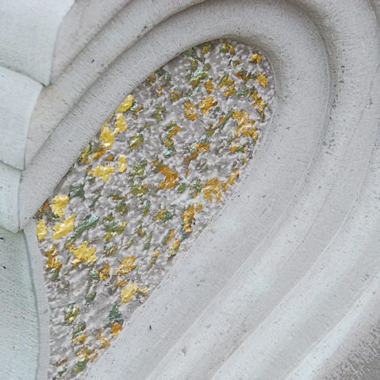 Gestaltungsidee eines Doppelgrabes mit saisonaler Herbstbepflanzung  Bodendeckern und Gehölzen - moderner Grabstein in Herzform aus Grauwacke mit Vergoldungen