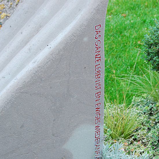 Gestaltungsidee eines Doppelgrabes mit saisonaler Herbstbepflanzung  Bodendeckern und Gehölzen - moderner Grabstein in Herzform aus Grauwacke mit Vergoldungen