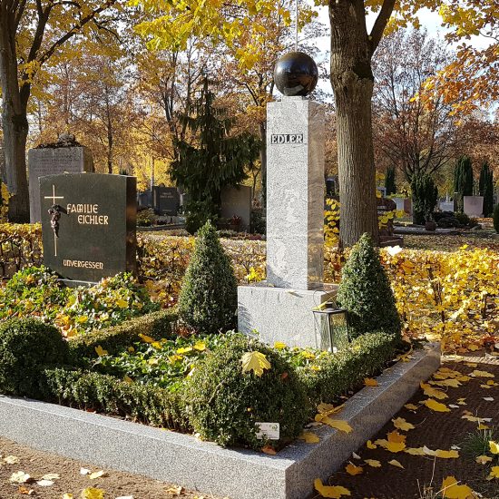 Beispiel Einzelgrab mit moderner Grabstele mit Einfassung aus Granit - pflegeleichte Grabbepflanzung mit Bodendeckern und Buchsbaum