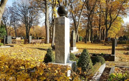 Fürth Städt. Friedhof – Beispiel Einzelgrab mit moderner Grabstele mit Einfassung aus ...