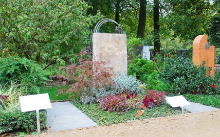 Grabgestaltung Idee modernes Einzelgrab mit Grabstein aus Travertin und Regenbogen aus Bro...