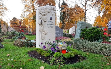 Urnengrabstein aus Kalkstein mit Sonnenblumen & Bronzevögeln – herbstliche Grabbepflanz...