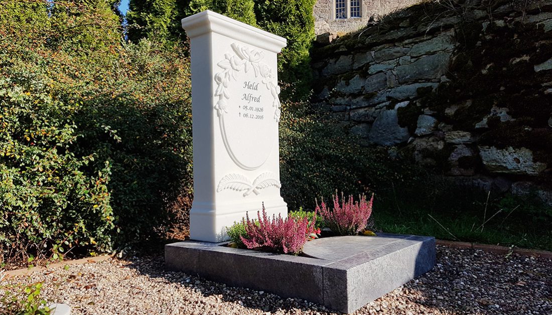 Gestaltungsidee Urnengrab mit klassischem Grabstein aus Marmor und herbstlicher Grabbepflanzung