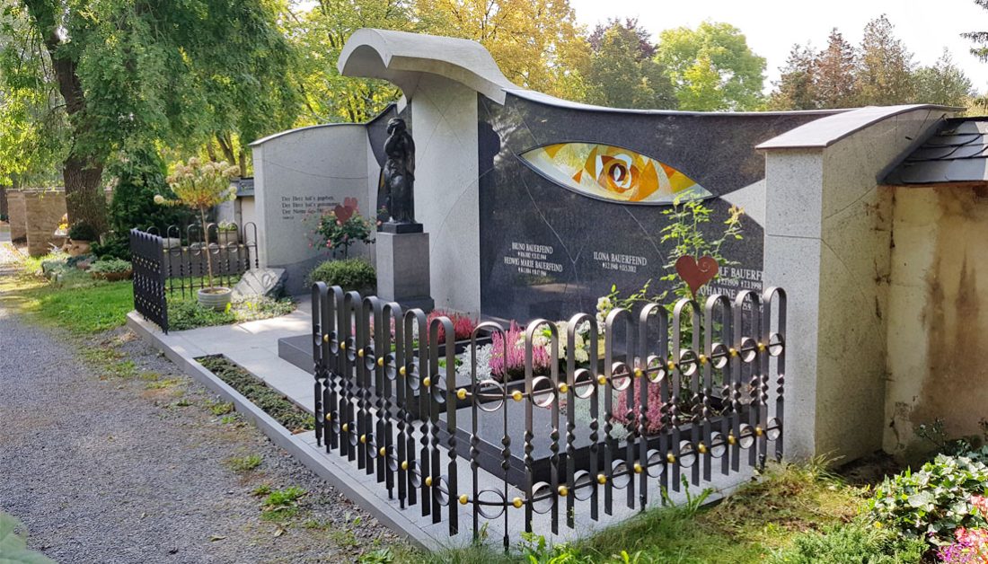 Moderne imposante Familiengrabanlage aus Granit und Bleiverglasung - Grabgestaltung mit Skulptur  Eisernem Zaun als Abgrenzung & partieller Bepflanzung