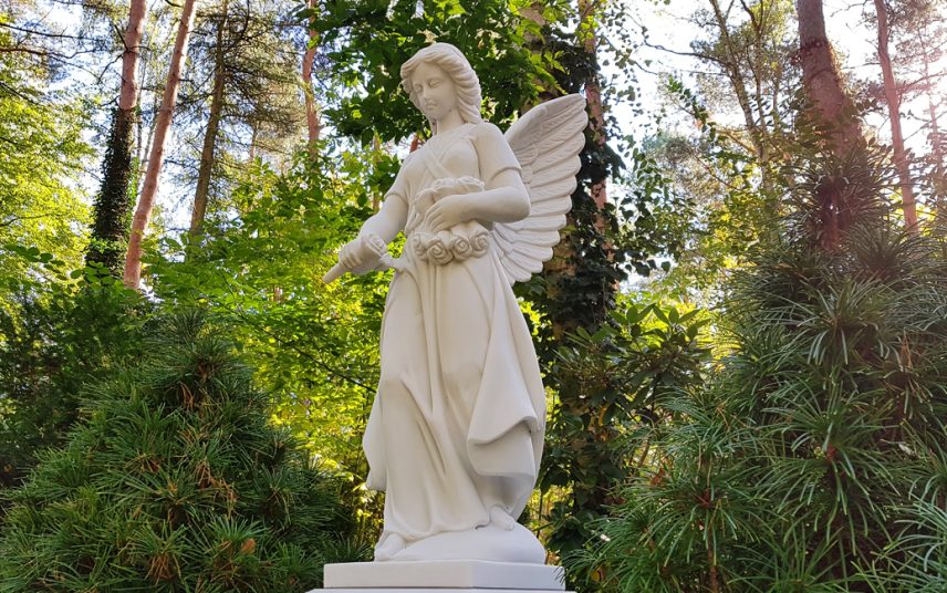 Dresden Friedhof Weixdorf – Familiengrabanlage mit drei Grabsteinen aus hellem Kalkstein & Grabengel
