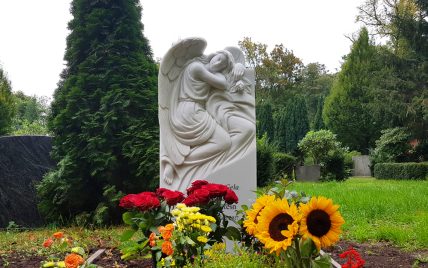 Klassisches Grabmal mit Engel aus Marmor für ein Einzelgrab / Grabgestaltung mit Blumenst...