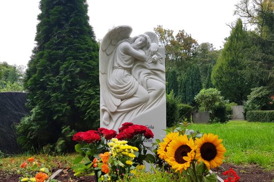 Klassisches Grabmal mit Engel aus Marmor für ein Einzelgrab / Grabges...