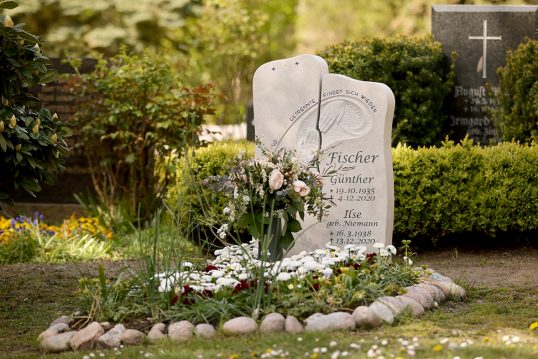 Helles modernes Grabmal für ein Einzelgrab – Material Kalkstein mit...